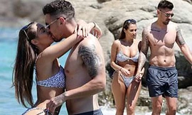 Sao truyền hình Anh nóng bỏng, tình tứ với bạn trai ở biển