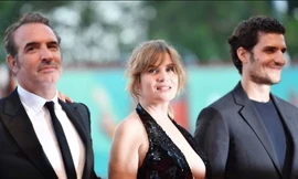 Nữ diễn viên 53 tuổi xuất hiện gợi cảm tại buổi công chiếu J'Accuse (An Officer and a Spy) cùng 2 nam diễn viên Louis Garrel (phải) và Jean Dujardin trong ngày thứ 3 LHP Venice.