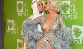 Catherine Zeta-Jones mặc như không đi sự kiện gây ngỡ ngàng