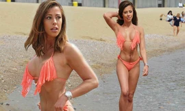 Mặc bikini bé xíu ở biển, tình cũ của Ashley Cole khiến người nhìn phải 'đỏ mặt'