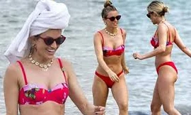 Cựu thành viên Pussycat Dolls khoe body bốc lửa trên biển