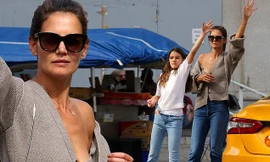 Katie Holmes mặc áo cardigan lệch vai, lộ nội y và ngực chảy xệ 