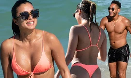 Mỹ nhân truyền hình nước Anh gợi cảm bên bạn trai ở biển