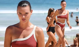 Chân dài 9x Montana Cox dáng đẹp như tạc tượng trên biển