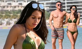 Cựu hoa hậu Anh Danielle Lloyd mặc bikini nóng bỏng, tình tứ bên chồng ở biển
