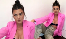 Kourtney Kardashian phanh áo khoe ngực đầy gợi cảm ở tuổi 40