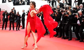 Alessandra Ambrosio mặc váy xẻ tứ tung, hớ hênh trên thảm đỏ Cannes ngày 2