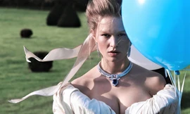 Loạt ảnh tôn ngực đầy 'bỏng mắt' của siêu mẫu Anna Ewers