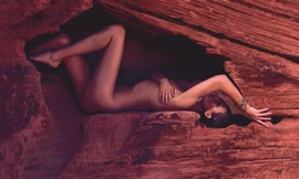 Toni Garrn cởi đồ, khoe dáng nuột nà đẹp như tạc tượng giữa thung lung Lửa