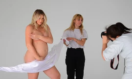 Siêu mẫu ngoại cỡ Iskra Lawrence bế bụng bầu chụp ảnh nude táo bạo