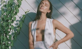 Carmella Rose ngực trần hờ hững mê hoặc người nhìn