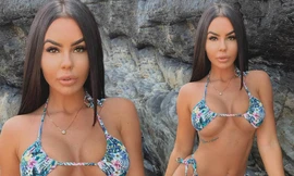 Sao truyền hình 9x chuộng áo tắm bé xíu không che hết ngực