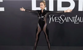 Không nội y tạo dáng phản cảm, ca sĩ Brisa Fenoy bị chỉ trích dữ dội