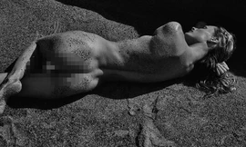 Thật khó rời mắt khỏi ảnh khoả thân đẹp như tạc tượng của chân dài đến từ Litva 