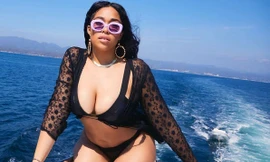 Người mẫu ngoại cỡ Jordyn Woods mặc đầm xẻ sâu khoe ngực đầy nóng bỏng