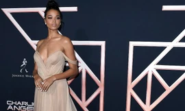 Ella Balinska mặc váy màu nude, không nội y phô vòng 1 quá đà