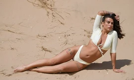 Jenny Thompson thả dáng sexy nảy nở trên biển 