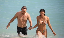 Mỹ nhân Cuba nóng bỏng tình tứ bên bạn trai hơn 25 tuổi trên biển