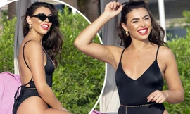 Mỹ nhân truyền hình Anh quốc nảy nở quyến rũ với áo tắm