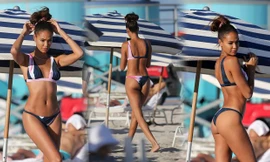 Joan Smalls khoe dáng đẹp như tượng ở bãi biển