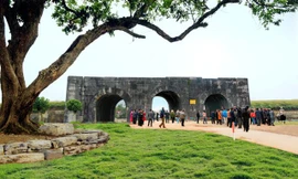 Cổng Thành nhà Hồ.