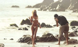 Ba vòng cực 'bốc lửa' của người đẹp đình đám Canada