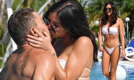 Hoa hậu Shelby Tribble tươi trẻ đầy sức sống, tình tứ với bạn trai ở bể bơi