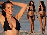 Helen Flanagan thả dáng tuyệt đẹp trên bãi biển với bikini 2 mảnh