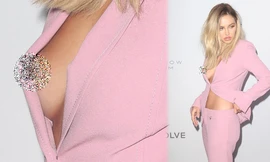 Người mẫu 9x hớ hênh ở sự kiện khiến người nhìn phải 'đỏ mặt'	