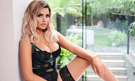 Sao truyền hình Anh khoe dáng nảy nở với nội y khiến quý ông 'chao đảo'