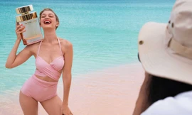 Siêu mẫu Gigi Hadid phô đường cong vệ nữ với áo tắm