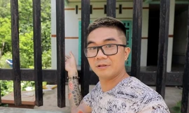 Khánh Đơn đứng trước căn nhà xảy ra vụ án 2 thi thể người trong khối bê tông.