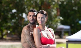 Siêu mẫu ngực 'khủng' mặc bikini, tình tứ bên cầu thủ Jermaine Pennant