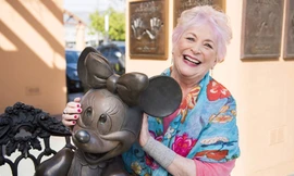 Russi Taylor và mô hình chuột Minnie. Ảnh: Walt Disney Studios.