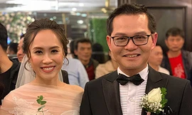 Vợ chồng nghệ sĩ Trung Hiếu trong tiệc cưới. Dù hơn vợ 19 tuổi, anh được khen trẻ trung, xứng đôi với cô dâu. 