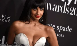 Với lối trang điểm ấn tượng cùng bộ váy cúp ngực và không nội y, Jameela Jamil khiến người nhìn "mắt tròn mắt dẹt" bởi quá xinh đẹp và nóng bong