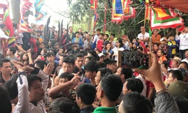 VIDEO: Dân quá khích hỗn loạn vì không được cướp phết Hiền Quan