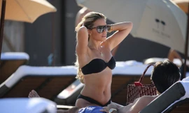 Đường cong 'bỏng rẫy' của vợ cũ tiền vệ Van der Vaart 