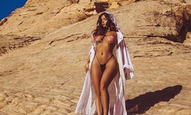 Demi Rose tung ảnh bán nude siêu nóng bỏng, gây 'bão' cộng đồng mạng