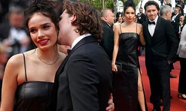 Cậu cả nhà Beckham đắm đuối bạn gái hơn tuổi trên thảm đỏ Cannes