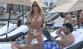 Vợ cũ tiền vệ Van der Vaart khoe 3 vòng 'bốc lửa' trên biển