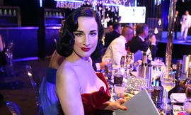 'Vũ nữ thoát y sexy nhất thế giới' quyến rũ mê hồn với váy cúp ngực