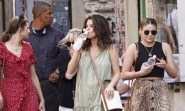 Selena Gomez mặc dù street style có phần hơi luộm thuộm nhưng nữ ca sĩ sinh năm 1992 vẫn tỏ ra rất tự tin, thoải mái trên đường.