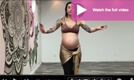 Xem vũ công múa bụng điêu luyện khi mang bầu ở tuần 38 gây choáng váng