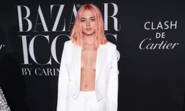 Ca sĩ 2k táo bạo với mốt không nội y, để ngực trần đi sự kiện