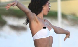 Sarah Hyland mặc bikini nhảy múa, lộ điểm nhạy cảm trên bãi biển