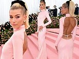 Hailey Baldwin khoe lưng trần trên thảm hồng Met Gala