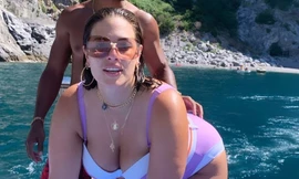 Siêu mẫu ngoại cỡ Ashley Graham không thể nóng bỏng hơn với áo tắm