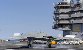 UAV tấn công X-47B lần đầu hạ cánh trên tàu sân bay