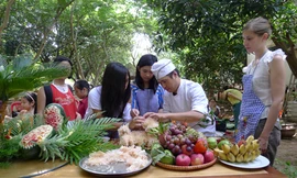 'Thổi' tình yêu quê hương qua đồ chơi dân gian